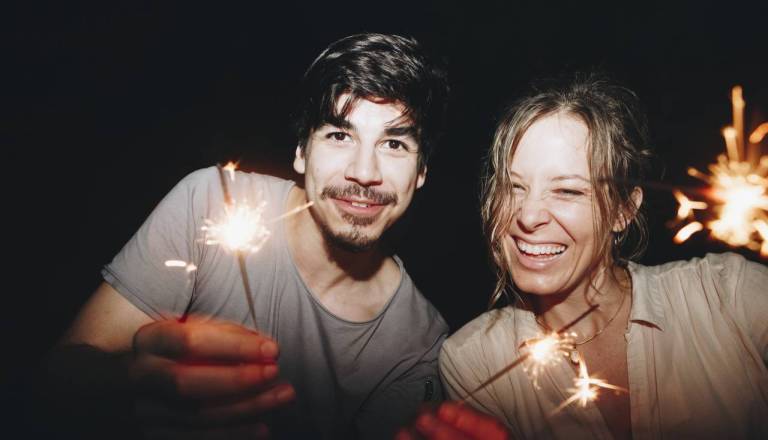 Zvezde na silvestrovo razkrivajo pot od začetnega nemira do večerne sprostitve