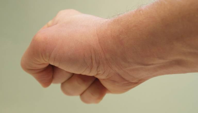 Moški mislil, da se bo v Mariboru srečal z mladoletnico, pričakali so ga zamaskiranci