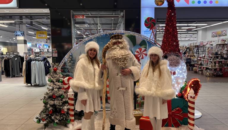 FOTO: Dedek Mraz je v Supernovi Maribor razveselil najmlajše obiskovalce