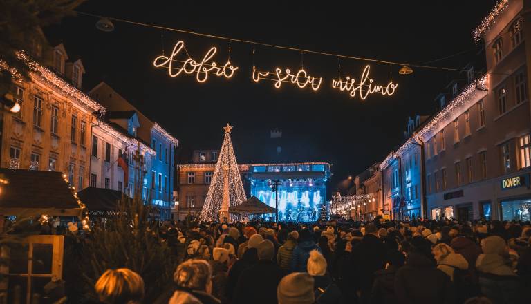 FOTO: Praznična okrasitev Kranja navdušuje, Prešernovi verzi bodo žareli vse do februarja
