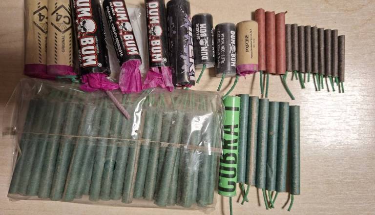 Huda nesreča s pirotehniko, hudo poškodovan 20-letnik