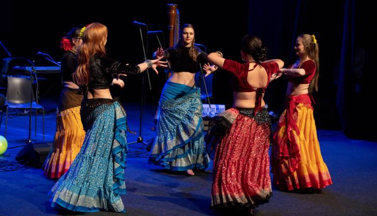 Mladi romski ustvarjalci v Murski Soboti samozavestno pokazali svoje talente