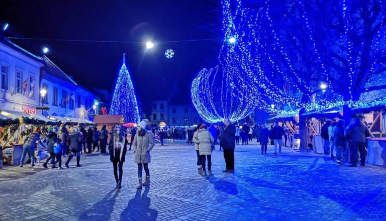 Kam ta konec tedna? Na Dolenjskem prižigajo praznične lučke in vabijo na Miklavževe koncerte
