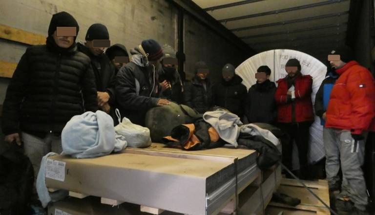 Policisti na Gruškovju ustavili tovornjak, v nakladalnem prostoru odkrili 14 tujcev