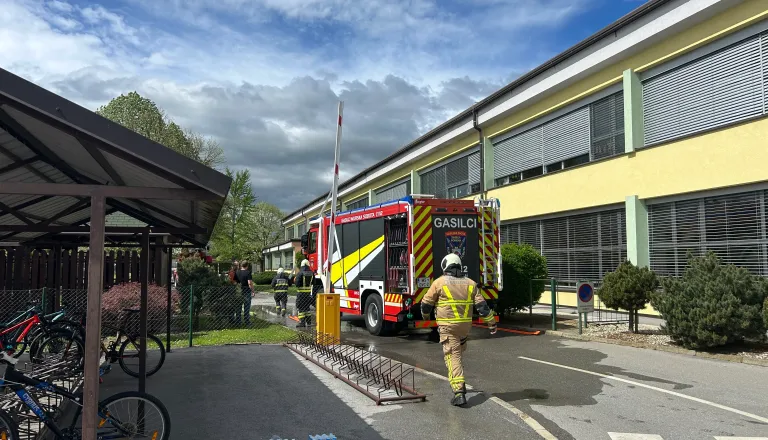 Gasilci opozarjajo: Zaradi uhajanja amoniaka ostanite v zaprtih prostorih, šolarje so evakuirali