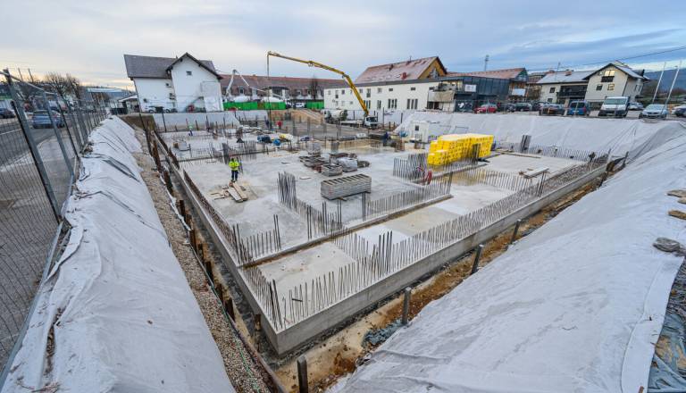 Gradnja Kulturno-upravnega centra v Ivančni Gorici napreduje, betoniranje v zaključni fazi