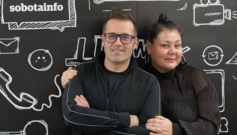 VIDEO: Pomurska uprizoritev Let nad kukavičjim gnezdom navdušuje: »Po vsaki predstavi vriskajo, mi pa jokamo od sreče«