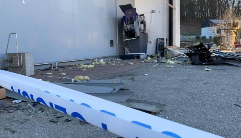 Na Štajerskem razstrelili bankomat, s sprejem poškropili štiri avtomobile in prerezali pnevmatike