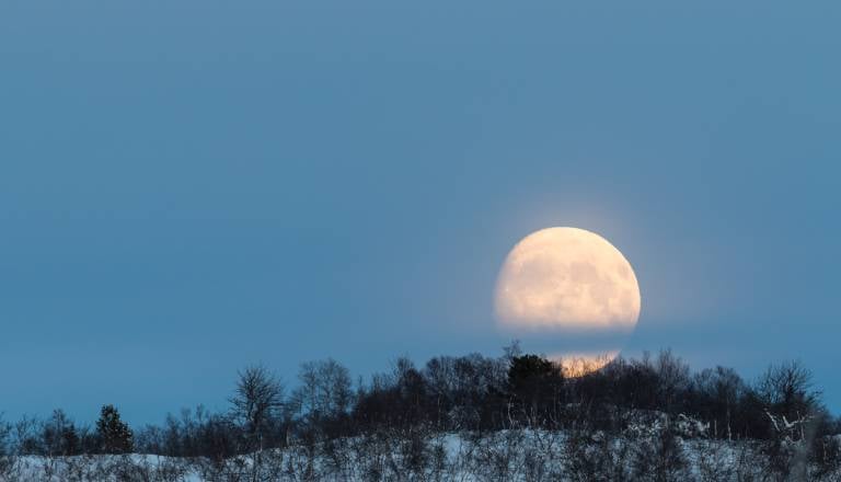 Hladna polna luna bo tem znamenjem premešala ljubezen, dom in odnose