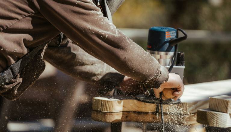 Iščete službo? V Mariboru priložnost za monterja in učitelja glasbe, zaposluje tudi knjižnica
