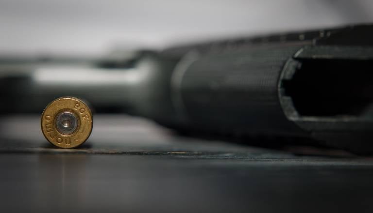 Oglasil se je oče žrtev včerajšnjega napada: »Pred očmi mi je streljal na hčerki!«