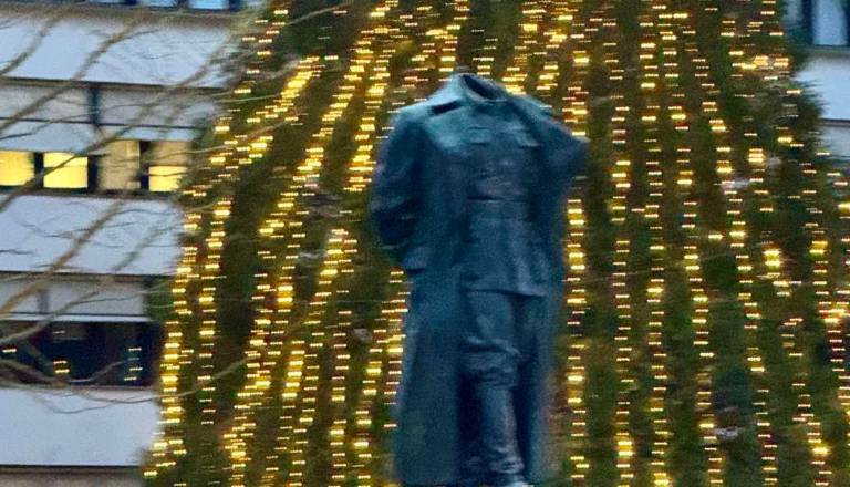 Ponoči poškodovali kip, Tito ostal brez glave