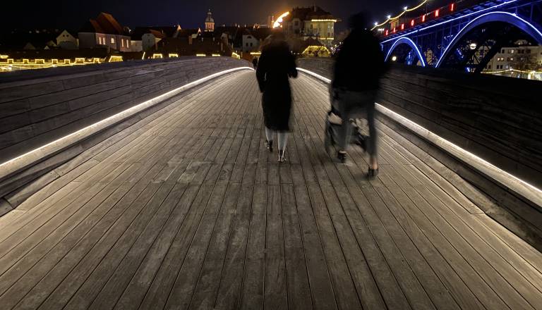 Mariborčani zaskrbljeni: Splavarska brv spet nevarno drsi. Nigrad razkriva ukrepe