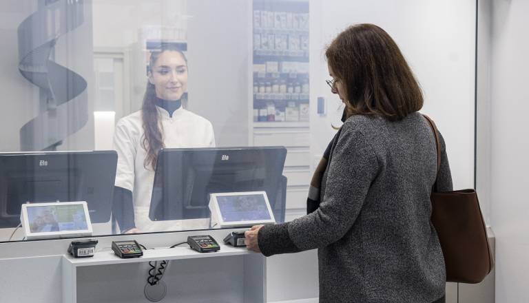 Lekarna pri polikliniki se vrača z lekarniškim robotom, avtomatiziranimi blagajnami in prostori za paciente