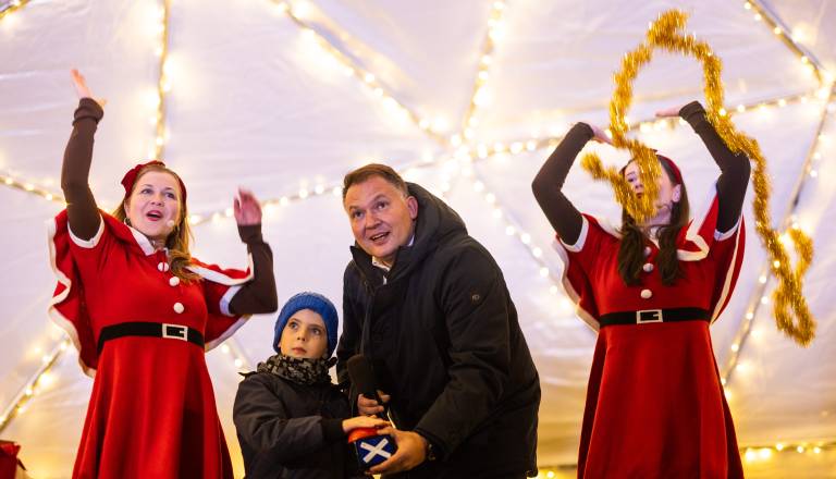 FOTO in VIDEO: Murska Sobota zasijala v soju prazničnih luči, vrata odprlo tudi drsališče