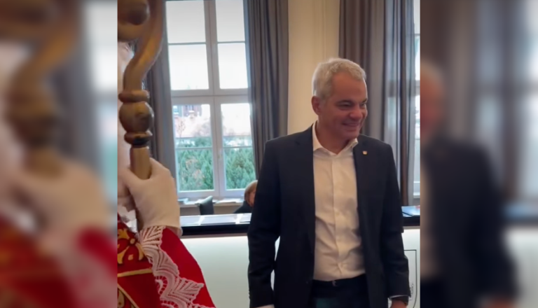 VIDEO: Arsenoviča obiskal Miklavž, podaril mu je šibo in ...