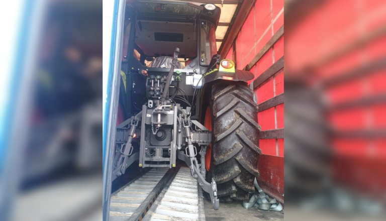 Velika tatvina na Štajerskem: Ukradli tri traktorje in pobegnili, voznika tovornjaka ujeli tik pred romunsko mejo