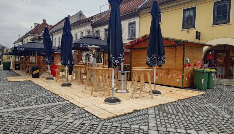 FOTO: Advent v Novem mestu: Takšne so cene hrane in pijače, toliko bo stalo drsanje