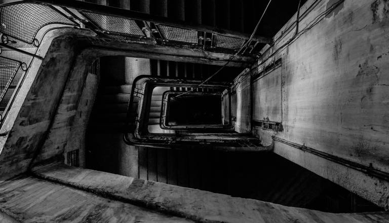 Tragično: Ženska umrla na stopnišču, moškega odpeljali s poškodbo vratu