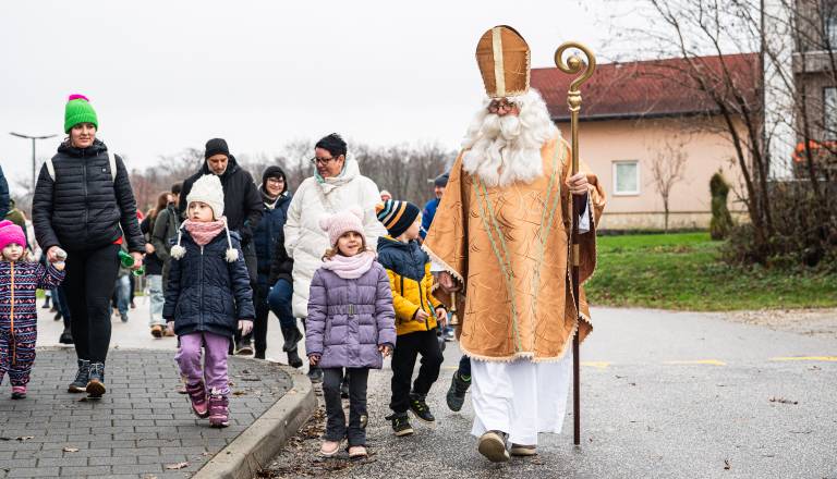 FOTO in VIDEO: Miklavž se je spustil po Zipline Vinarium in obdaril otroke