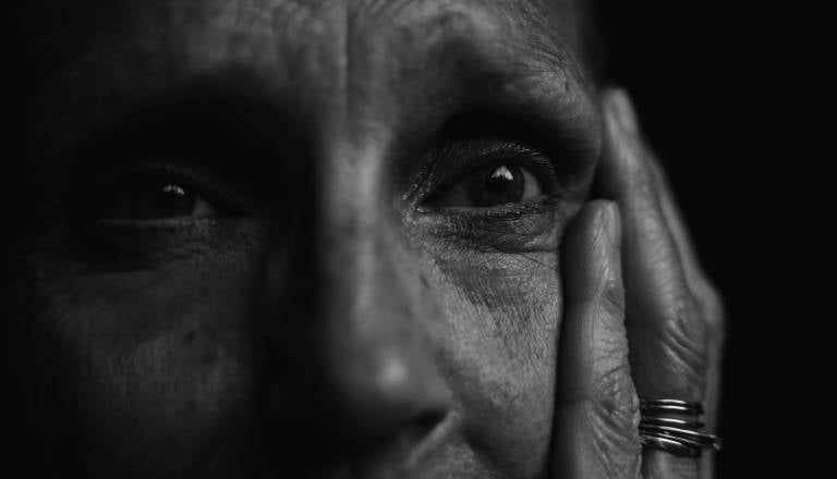Starejše ženske v senci prikritega nasilja