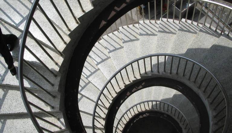 Grozljiva tragedija: Ženska umrla na stopnišču, moški s poškodbo vratu