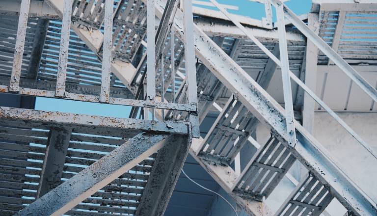 Krvavo prizorišče na Reki: Ženska podlegla poškodbam, moškega odpeljali v bolnišnico