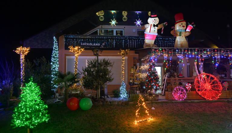 FOTO: V Krogu zasijale praznične lučke za dober namen