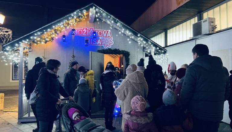 Ptuj krasi 27 kilometrov prazničnih luči, med letošnjimi novostmi čarobna Božičkova hiša