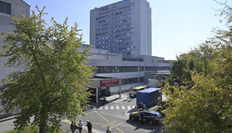 Urgence pokajo po šivih: Zaradi gripe v UKC Maribor preusmerjajo bolnike v druge bolnišnice