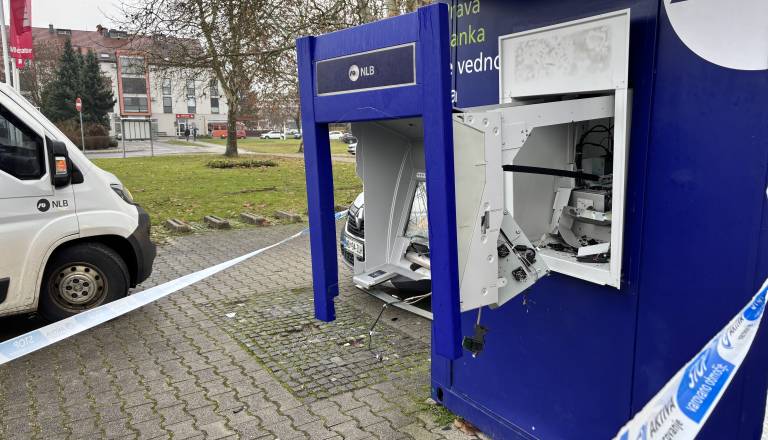 FOTO in VIDEO: Bankomat v Moravskih Toplicah popolnoma razstrelili