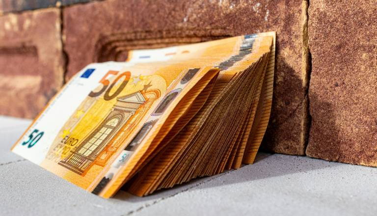 Kako prepoznati ponarejen denar? Preprost trik s pogledom in svetlobo