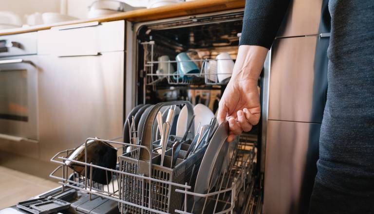 Veliki mit pomivalnega stroja: zakaj predhodno spiranje ni potrebno