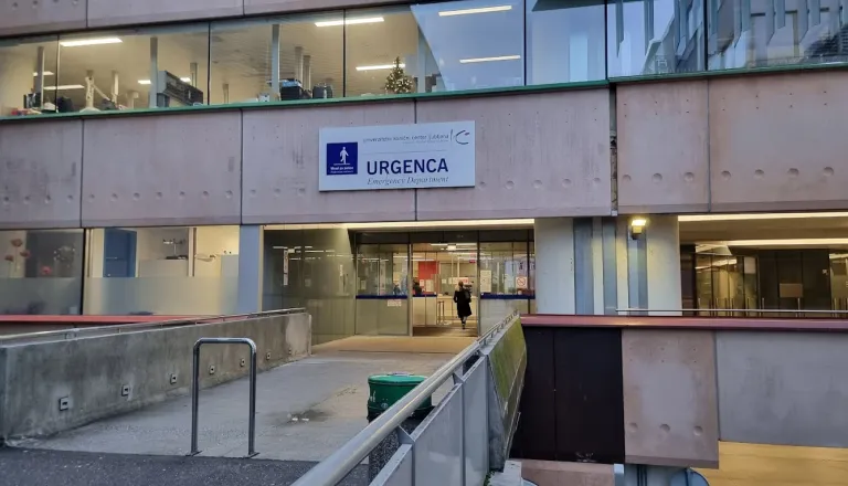 Razsaja gripa, urgence pokajo po šivih:  V UKC Ljubljana pravijo, da je » zagotovo več ljudi z vročinskimi obolenji«