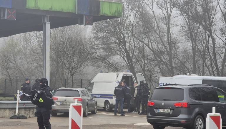 VIDEO: Drugi zaporniki 40-letnemu morilcu nosečnice: »Morilec, morilec!«