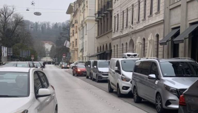 Avto na pločniku ali kolesarski stezi? Redarji delijo nalepke za »lepo parkiranje« in »petminutno kulturno sožitje z pešci«