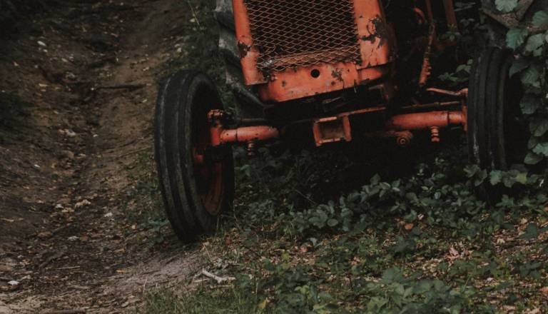 Nesreča s traktorjem na Štajerskem, moški huje poškodovan