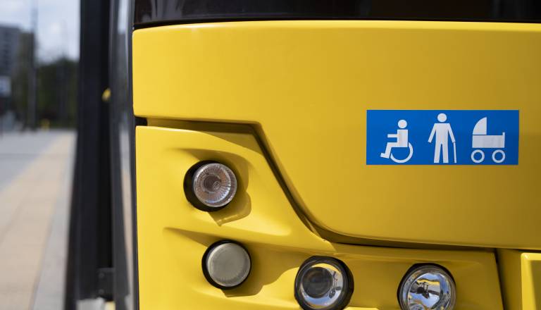Tožba Zagovornika načela enakosti: Sistemska diskriminacija invalidov pri javnem prevozu se vleče že peto leto