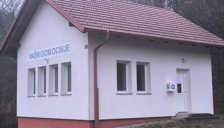 Na Goričkem postavili nov defibrilator