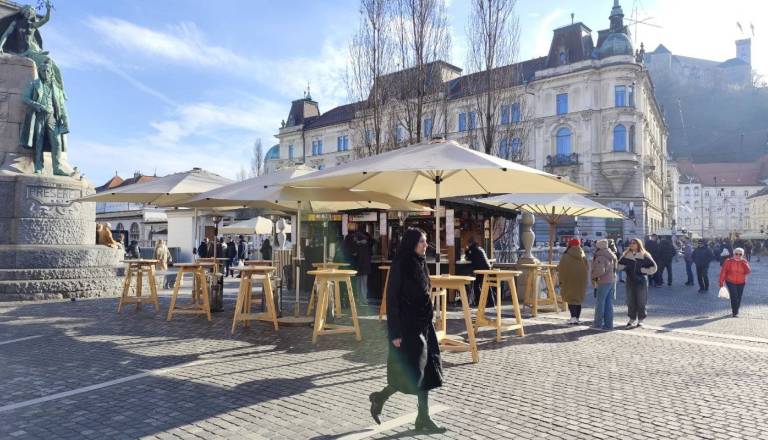 Še Hrvati začudeni: Na Prešernovem trgu trobentači, turisti plešejo kolo, v bližini plapola srbska zastava