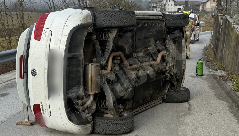 Napeti dnevi za ribniške gasilce: plin v hiši in avto na boku