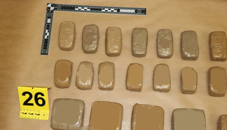 Razbita narkomreža na Goriškem in v Italiji: Zasegli več kot 7 kilogramov heroina in dve pištoli