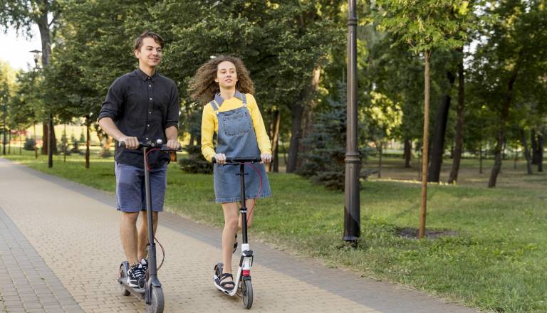 E-skiroji – hitri, priročni in (pre)pogosto nevarni: Kako voziti varno?