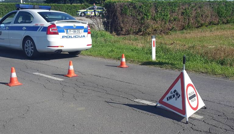 Vozilo v jarku, voznik umrl na kraju