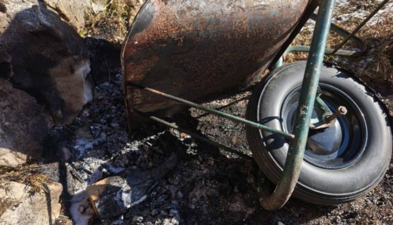 Neznanci z ognjem ogrozili planinsko kočo: »Koče kar serijsko gorijo, to se ne dela!«