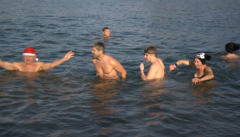 FOTO: Tradicionalno skočili v mrzlo gramoznico in za seboj pustili vse, kar je slabega