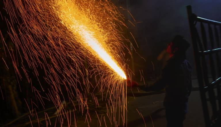 Neznanci s petardami poškodovali stanovanjsko hišo, policija išče očividce