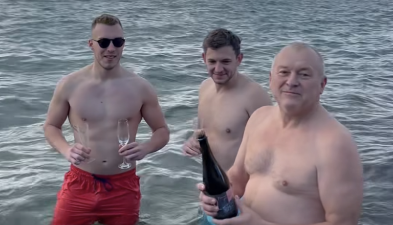 VIDEO: Franc Kangler novo leto pozdravil v kopalkah in napovedal »vroče leto 2026«