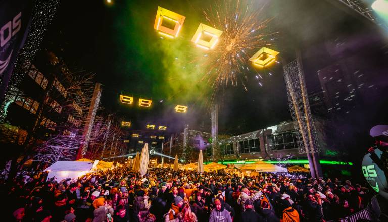 FOTO in VIDEO: Trg Leona Štuklja je na najdaljšo noč v letu pokal po šivih