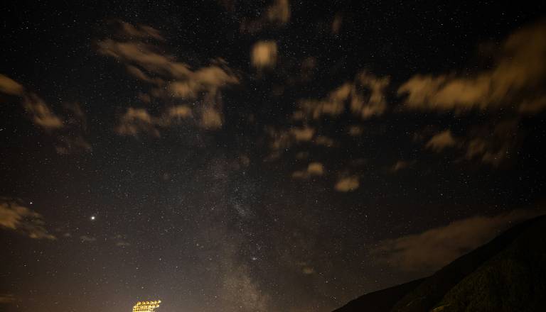 Nocoj se ozrite v nočno nebo! Celo noč bo viden Jupiter, tudi iz mesta